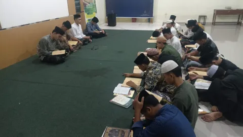Musyawarah Mingguan Fathul Qorib: Santri MA Al-Muhajirin Pusat Asah Tradisi Berpikir Kritis dan Ilmiah